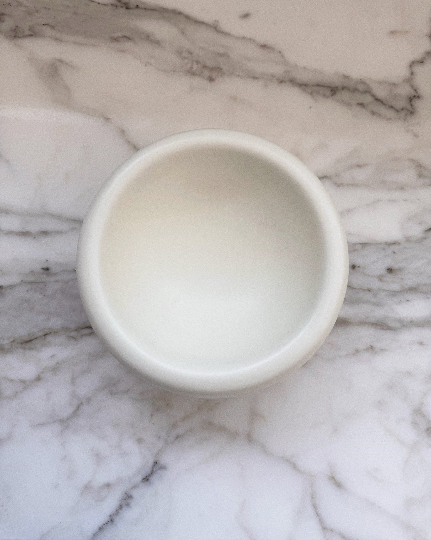 The Modern Muse Low Pet Bowl is crafted from quality ceramic, which is both chic and practical. Home decor friendly, this bowl can be paired with the Modern Muse Tall Pet Bowl for the perfect bowl combo.